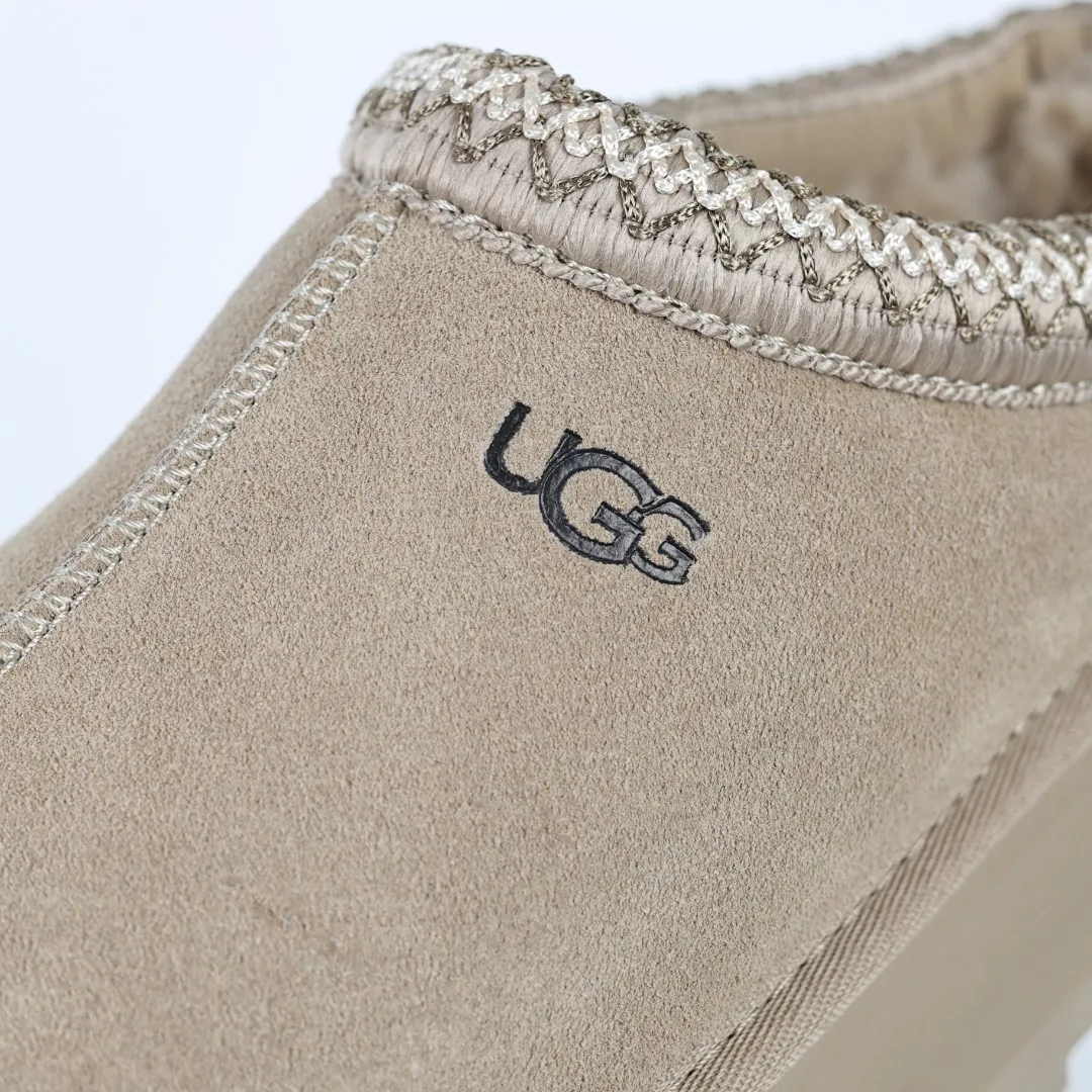Pick up locally 💰540, the core recommendation is good price UGG Tazz series, rapeseed color half-flops, Xiaohongshu hot style, Henan Longfeng leather production, sheepskin and wool integration, top quality in the market, upper waterproof material, 2-3 cm cashmere insole, keeping warm in winter, suitable for home use. In the new year, uug has launched a style series, which is partially geared towards the preferences of young consumers. It has also been at the forefront of fashion trends. Shoe body material, water-repellent coated suede upper 17mm UGGPURE™ implanted wool insole Lightweight non-slip comfortable rubber outsole With brand LOGO Trademark Comes with full packaging Size: 35 36 37 38 39 40